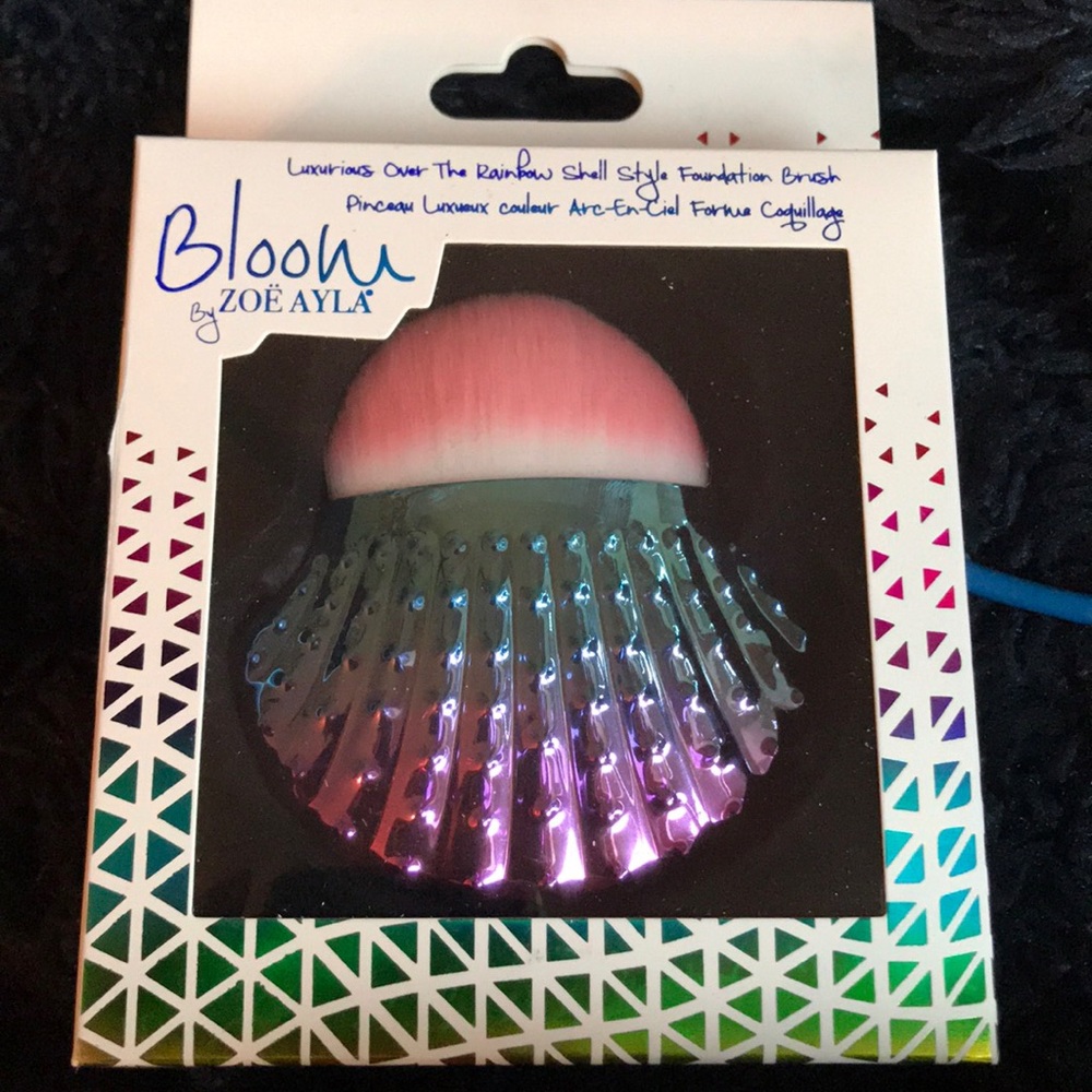 Rainbow shell foundation brush